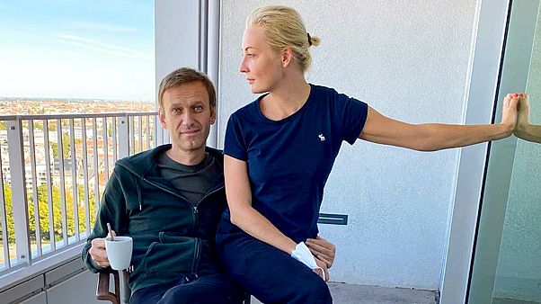 Alekszej Navalnij, és felesége, Júlia a berlini kórház erkélyén, 2020. szeptember 21-én Alekszej Navalnij, és felesége, Júlia a berlini kórház erkélyén, 2020. szeptember 21-én