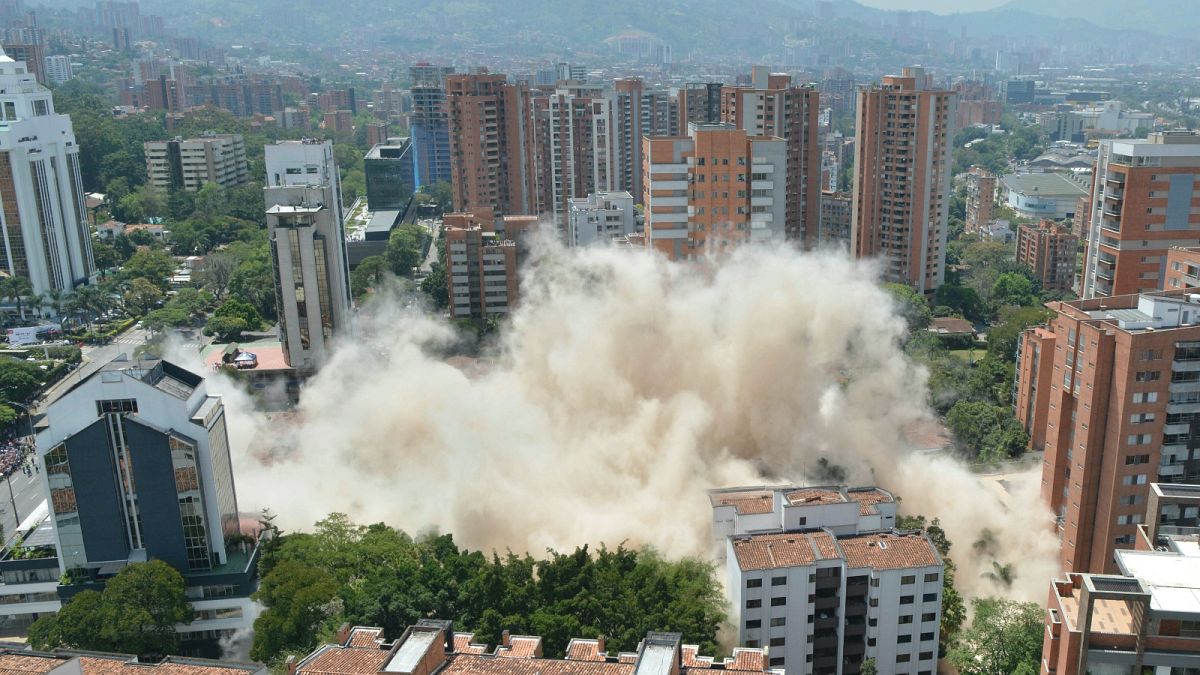 Polgármesteri utasításra 2019-ben felrobbantották Escobar egyik hatszintes palotáját Medellínben. A helyére parkot telepítettek.