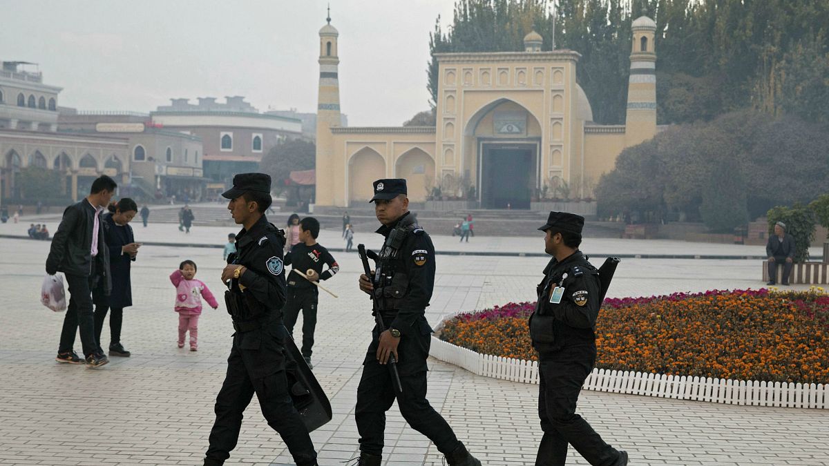Doğu Türkistan'ın Kaşgar kentindeki İdgah Camisi'nin önünde devriye gezen güvenlik görevlileri (arşiv)