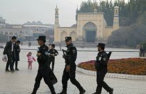 Doğu Türkistan'ın Kaşgar kentindeki İdgah Camisi'nin önünde devriye gezen güvenlik görevlileri (arşiv)