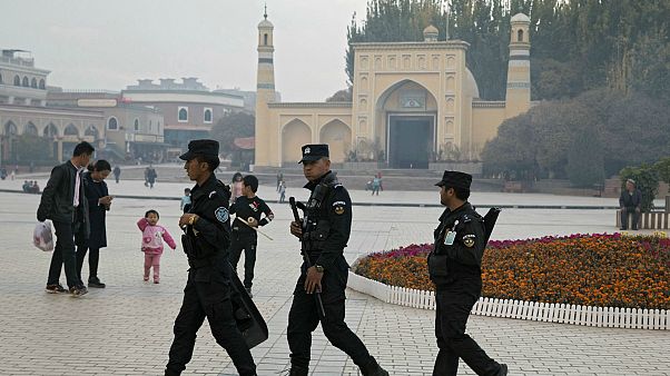 Doğu Türkistan'ın Kaşgar kentindeki İdgah Camisi'nin önünde devriye gezen güvenlik görevlileri (arşiv) Doğu Türkistan'ın Kaşgar kentindeki İdgah Camisi'nin önünde devriye gezen güvenlik görevlileri (arşiv)