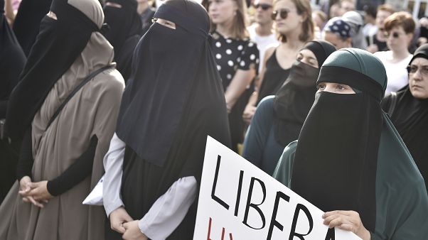 سيدات يرتدين البرقع في الدنمارك سيدات يرتدين البرقع في الدنمارك