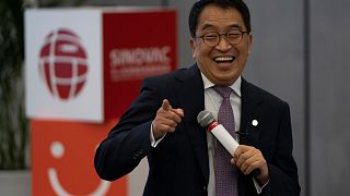 Yin Weidong, CEO della società farmaceutica cinese SinoVac, durante una visita ad una fabbrica di vaccini a Beijing il 24 settembre 2020.