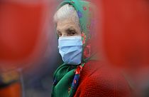 Frau mit Mundschutz in Bukarest
