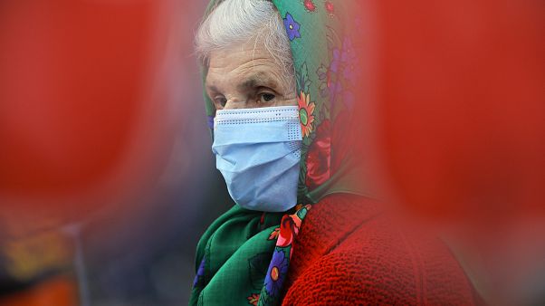 Frau mit Mundschutz in Bukarest Frau mit Mundschutz in Bukarest