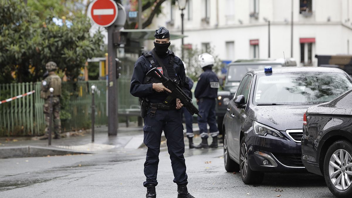 Polícia junto a local de ataque com arma branca em Paris