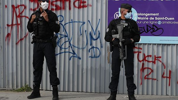 Attacco all'arma bianca a Parigi: due feriti gravi, fermati 2 sospettati Attacco all'arma bianca a Parigi: due feriti gravi, fermati 2 sospettati