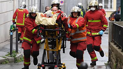 A támadás egyik sebesültjét szállítják a mentők