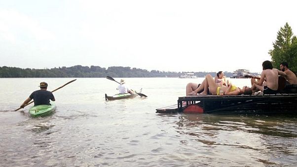 Alkonyat a Római-parton, zenélés egy strandolós nap végén Alkonyat a Római-parton, zenélés egy strandolós nap végén