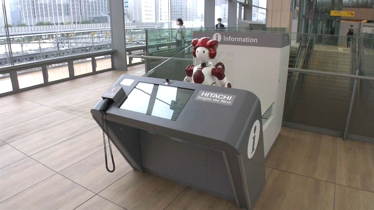 أجهزة روبوت منتشرة في محطة قطار في طوكيو 