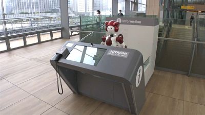 Robotok egy tokiói vasútállomáson