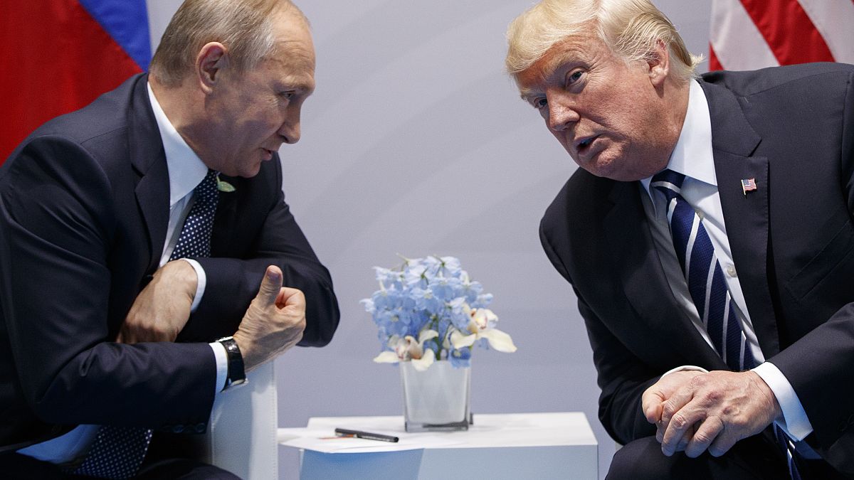 الرئيس الروسي فلاديمير بوتين متحدثا إلى نظيره الأمريكي دونالد ترامب