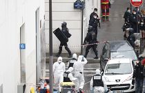 La police sur les lieux de l'attaque près des anciens locaux de Charlie Hebdo, le 25 septembre 2020 à Paris