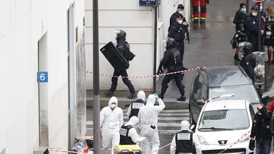 Des policiers sur les lieux d'une attaque au couteau près des anciens bureaux du journal satirique Charlie Hebdo, vendredi 25 septembre 2020 à Paris, France