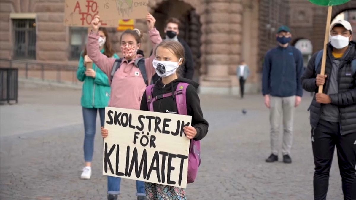 غريتا تونبرغ في وقفة احتجاجية من أمام البرلمان السويدي