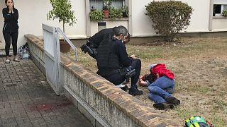 Мужчина, получивший ножевые ранения в окружении полицейских. Париж. 25 сентября 2020 г.