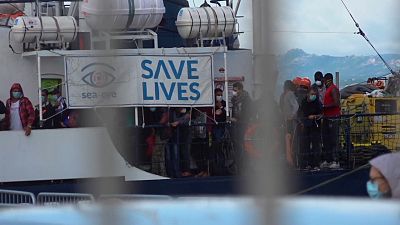 شاهد: سفينة "آلان كردي" ترسو في سردينيا بعد موافقة السلطات الإيطالية