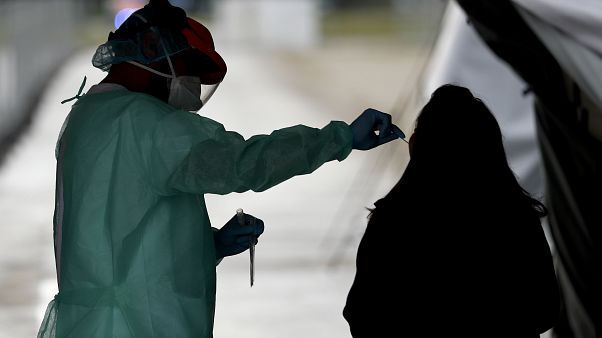 حذّرت منظمة الصحة العالمية الجمعة بأنه "من المحتمل جدا" أن تبلغ حصيلة وفيات كوفيد-19 المليونين في حال عدم القيام بكل ما يلزم حذّرت منظمة الصحة العالمية الجمعة بأنه "من المحتمل جدا" أن تبلغ حصيلة وفيات كوفيد-19 المليونين في حال عدم القيام بكل ما يلزم