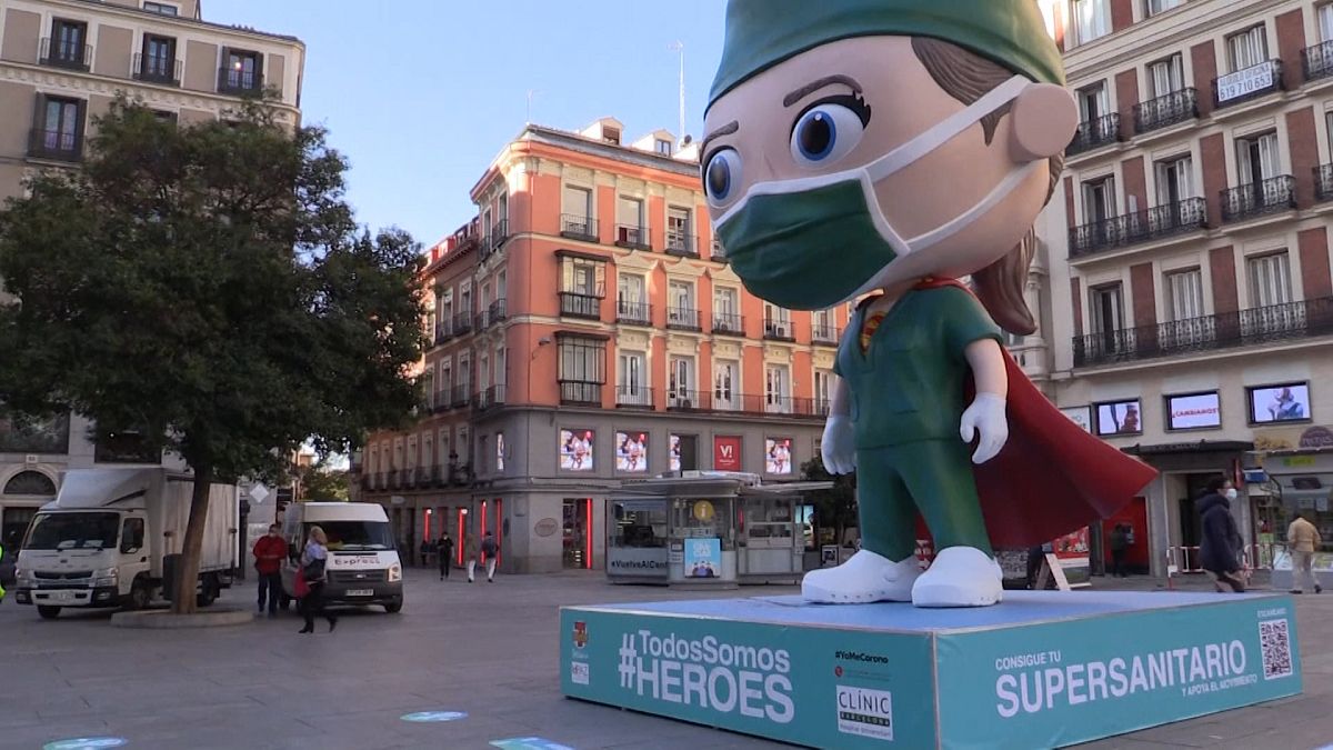 شاهد: تدشين دمية عملاقة وسط مدريد تكريماً للطواقم الطبية