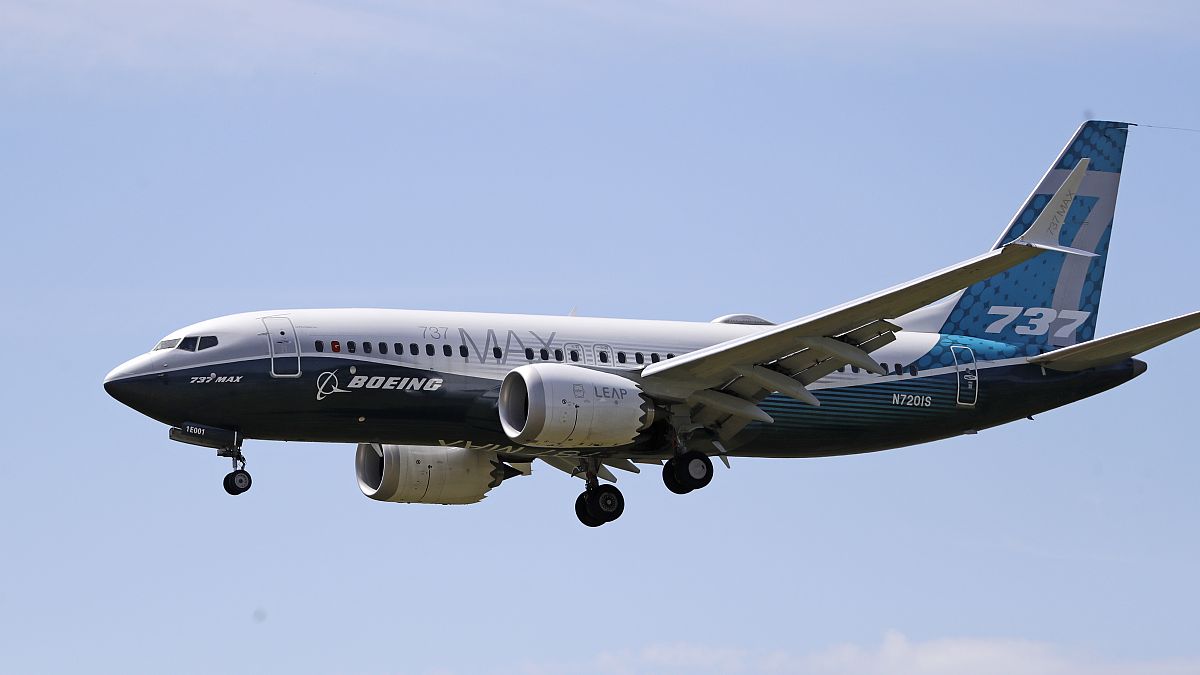 طائرة بوينغ 737 ماكس تتجه إلى الهبوط بعد رحلة تجريبية في سياتل