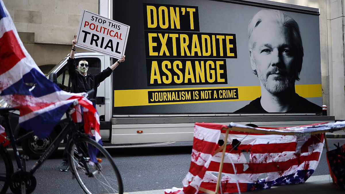 متظاهر يحتج أمام محكمة وسط لندن حيث جرت جلسة استماع ضد مؤسس ويكيليكس. 2020/09/14
