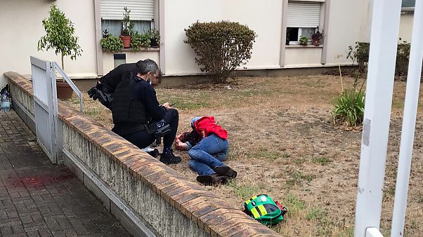 Eine bei dem Angriff verletzte Person wird behandelt Eine bei dem Angriff verletzte Person wird behandelt