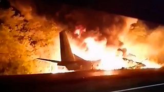 Imagem divulgada pelas autoridades do avião militar em chamas após a queda