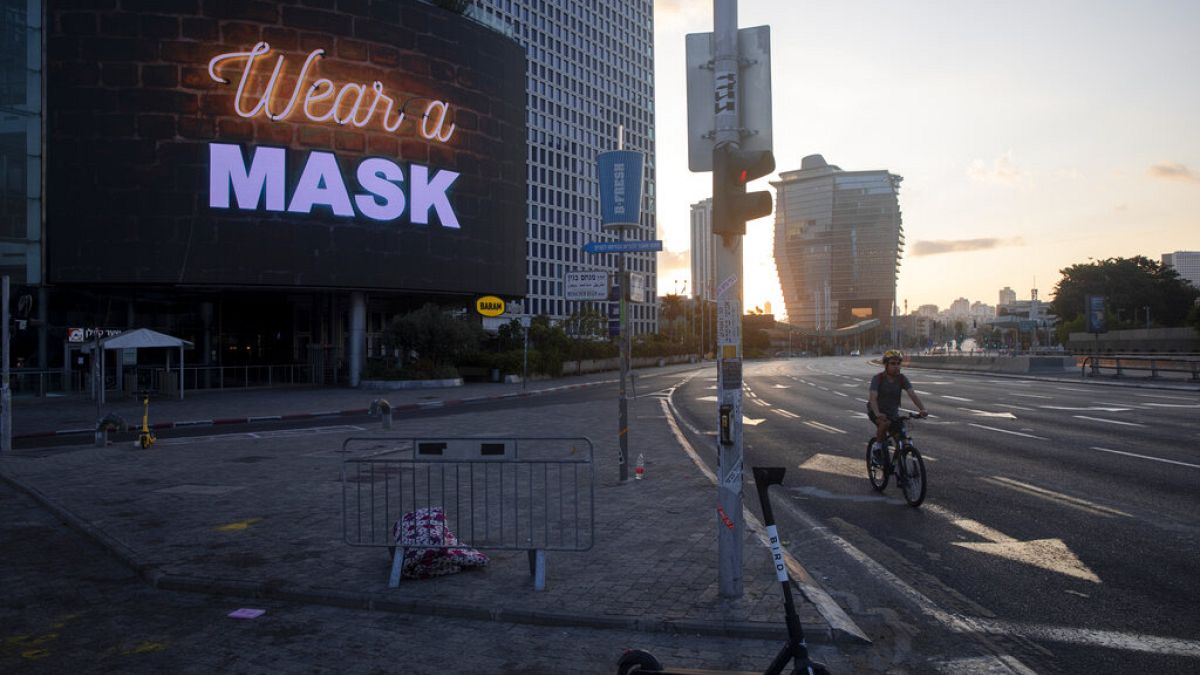 Φωτεινή πινακίδα καλεί τους πολίτες να φορέσουν μάσκα στο Τελ Αβίβ