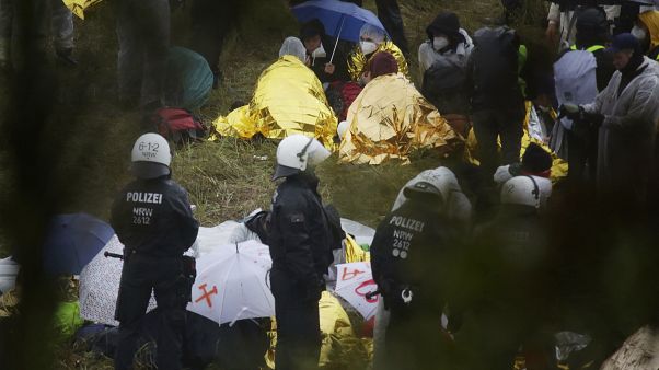 Des militants opposés à la mine de charbon de Garzweiler en Allemagne sont entourés de policiers lors d'une manifestation, le 26 septembre 2020 Des militants opposés à la mine de charbon de Garzweiler en Allemagne sont entourés de policiers lors d'une manifestation, le 26 septembre 2020