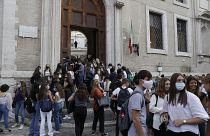 طلبة متجمعون أمام كلية فيسكونتي في روما. 2020/09/14