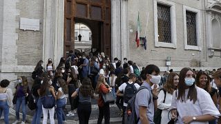 طلبة متجمعون أمام كلية فيسكونتي في روما. 2020/09/14