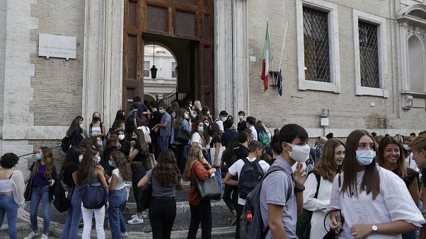 طلبة متجمعون أمام كلية فيسكونتي في روما. 2020/09/14 طلبة متجمعون أمام كلية فيسكونتي في روما. 2020/09/14