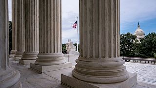 أعمدة المحكمة العليا وفي الخلفية مبنى الكابينتول في واشنطن. 2020/06/15