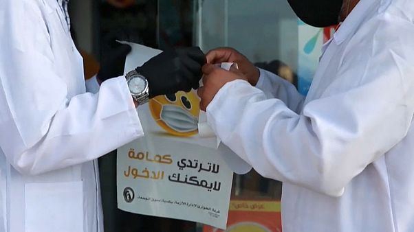 حملات توعية يقودها المركز الوطني لمكافحة الأمراض من اجل التزام المواطنين بالاجراءت الصحية حملات توعية يقودها المركز الوطني لمكافحة الأمراض من اجل التزام المواطنين بالاجراءت الصحية