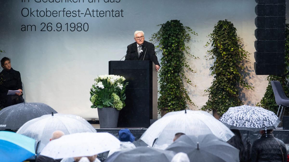  الرئيس الاتحادي الألماني فرانك فالتر شتاينماير في الذكرى الأربعين للهجوم اليميني المتطرف على أوكتوب رفست في تيريزينفيس في ميونيخ.