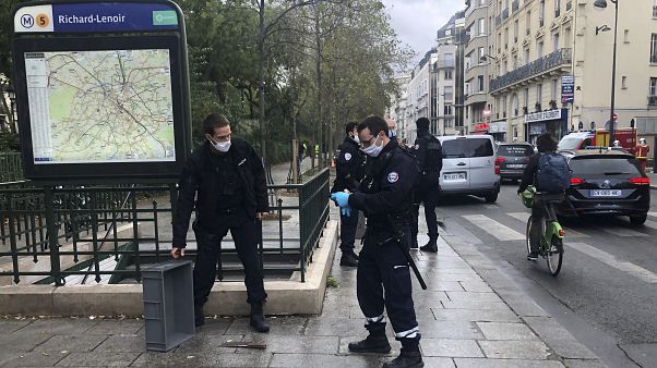صورة لعناصر من الدرك الفرنسي بالقرب من موقع هجوم باريس صورة لعناصر من الدرك الفرنسي بالقرب من موقع هجوم باريس