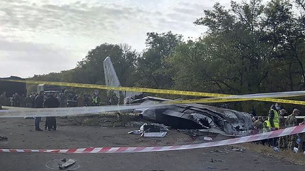 Imagen de los restos del Antonov-26 que se estrelló el viernes en el noreste de Ucrania Imagen de los restos del Antonov-26 que se estrelló el viernes en el noreste de Ucrania
