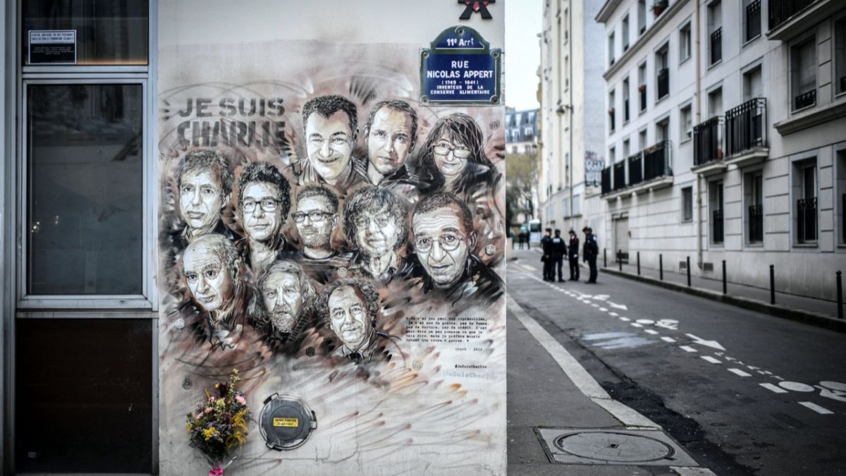 Charlie Hebdo mizah dergisinin eski ofisinin bulunduğu sokakta 2015 yılındaki saldırıda hayatını kaybedenlerin karikatürleri "Ben Charlie'yim" sloganı ile duvara çizili