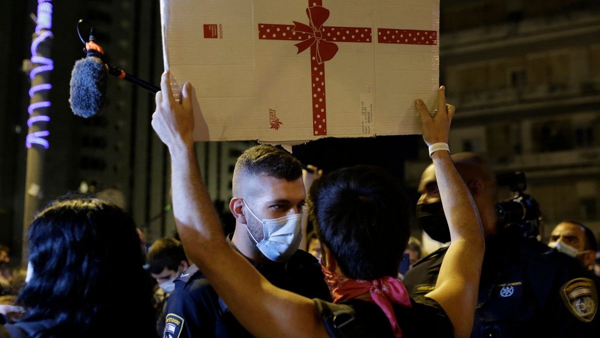 Polícia e manifestantes em confronto devido às regras antipandemia em Israel