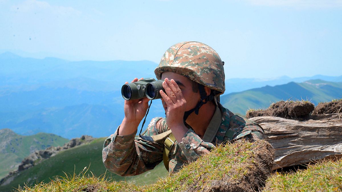 جندي أرمني على خط الجبهة في منطقة تافوش في أرمينيا.