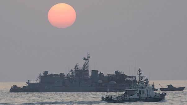 سفينة عسكرية كورية جنوبية بالقرب من جزيرة يونبيونغ سفينة عسكرية كورية جنوبية بالقرب من جزيرة يونبيونغ