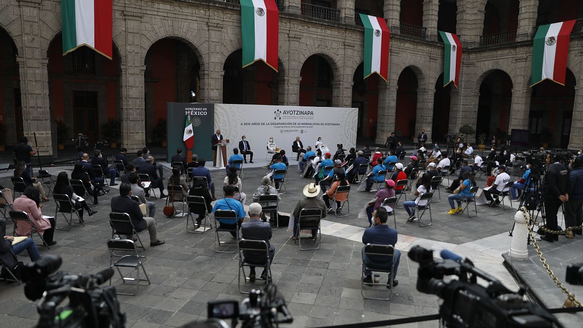 Ulusal Saray'da düzenlenen anma törenine katledilen 43 öğrencinin ailesi ile Meksika Devlet Başkanı Lopez Obrador katıldı