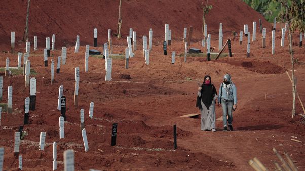 Il cimitero di Pondok Rangoon, in Indonesia. Il cimitero di Pondok Rangoon, in Indonesia.