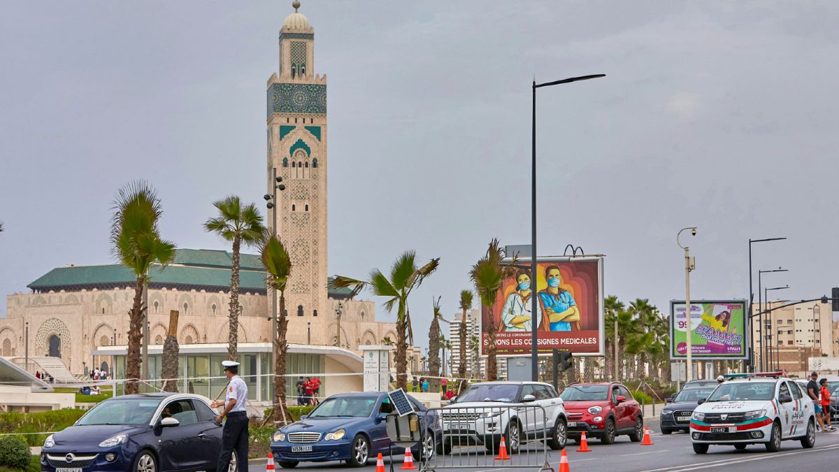  حاجز تفتيش بجوار مسجد الحسن الثاني بمدينة الدار البيضاء في المغرب