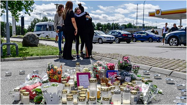 أقارب طفلة قتلت في إطلاق نار يشعلون الشموع عند موقع الحادث أقارب طفلة قتلت في إطلاق نار يشعلون الشموع عند موقع الحادث