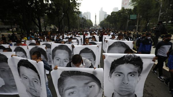 Estudiantes universitarios se manifiestan en Ciudad de México con carteles con los rostros de los estudiantes desaparecidos de Ayotzinapa Estudiantes universitarios se manifiestan en Ciudad de México con carteles con los rostros de los estudiantes desaparecidos de Ayotzinapa
