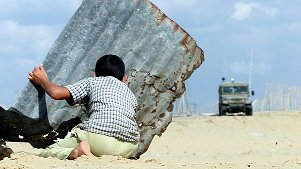 طفل فلسطيني يحتمي خلف لوح حديدي خلال صدامات مع القوات الغسائيلية في غزة - 2000/11/24 طفل فلسطيني يحتمي خلف لوح حديدي خلال صدامات مع القوات الغسائيلية في غزة - 2000/11/24