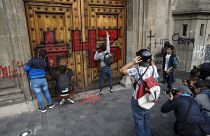Proteste wegen verschleppter Studenten in Mexiko - Haftbefehle gegen Soldaten