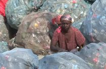 Parte da população de Moçambique sobrevive à custa da recolha de plástico em lixeiras