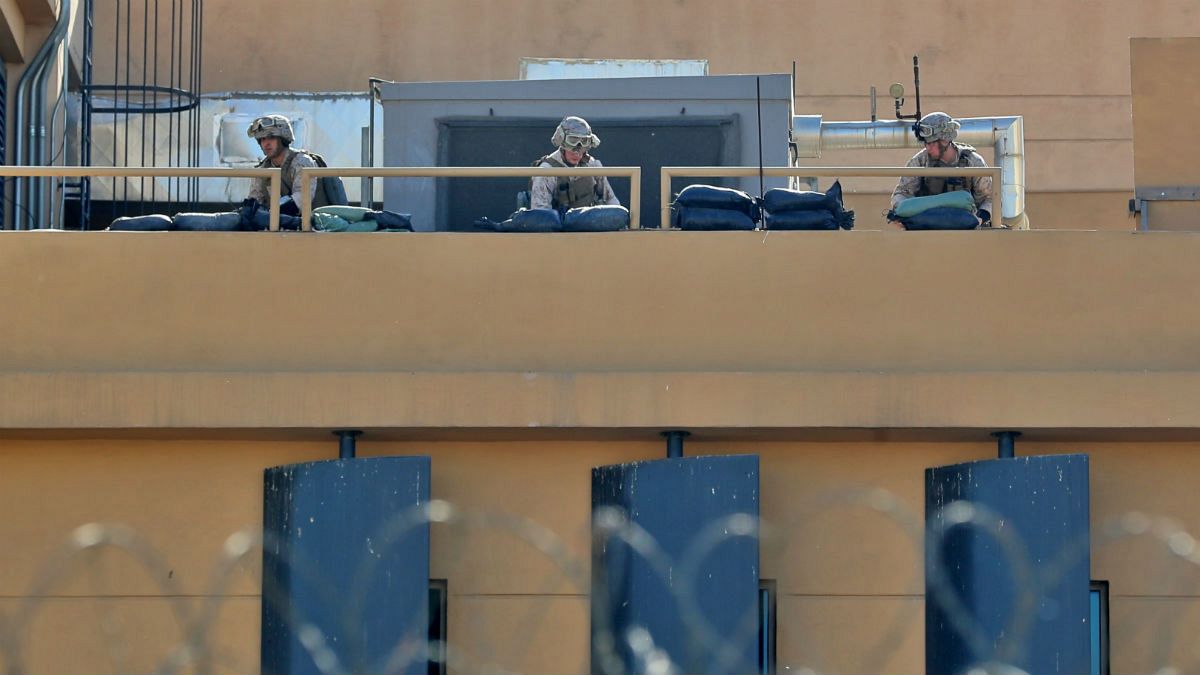 استقرار سربازان آمریکایی بر پشت بام سفارت ایالات متحده در بغداد